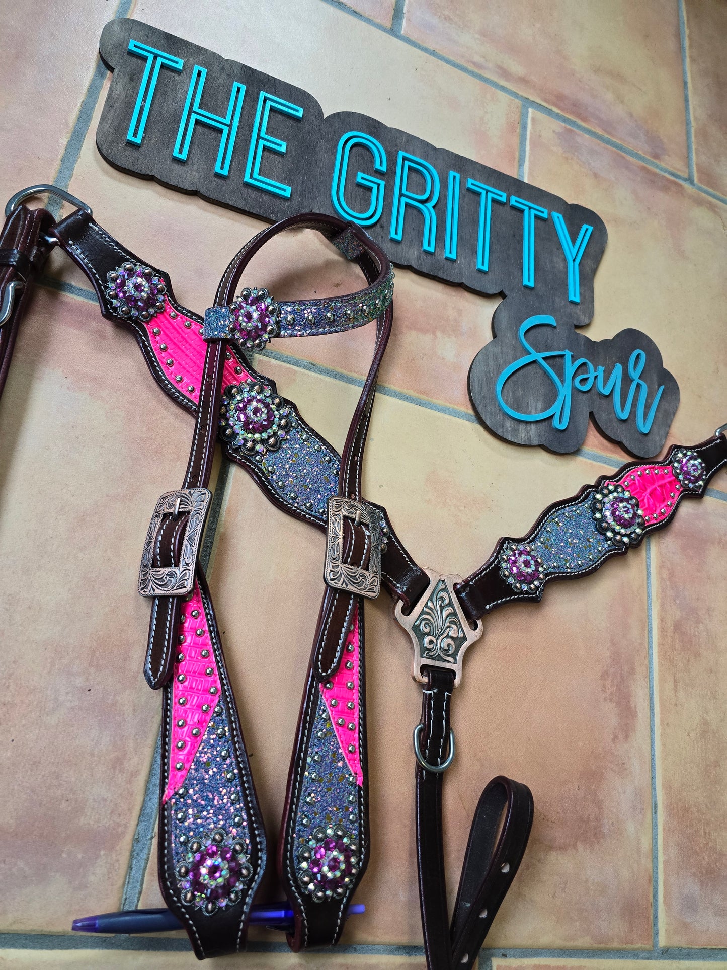 Hot pink gator with pink glitter tack set