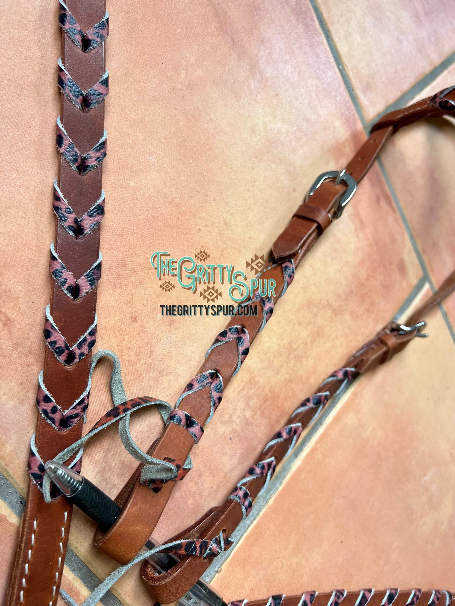 Cheetah lacing tack set