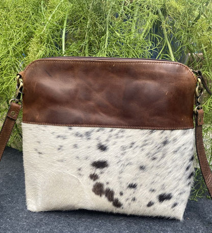 Zipper close leather crossbody bag cowhide